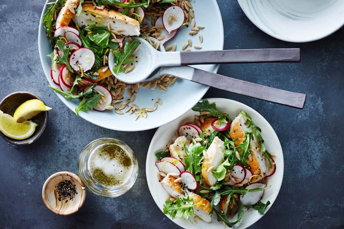 Salade d’orzo, de poulet et de radis